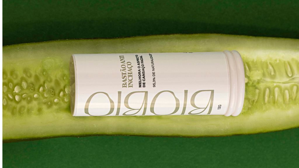 Ativos naturais contra inchaço: cafeína, pepino e niacinamida em ação