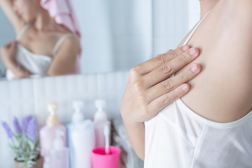 A relação entre desodorantes convencionais, alumínio e câncer de mama