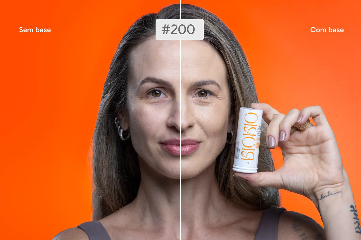 Base Multifuncional em Bastão BioBio tom Amêndoa #200 sendo aplicada diretamente no rosto de modelo madura com pele média, demonstrando a praticidade da aplicação.
