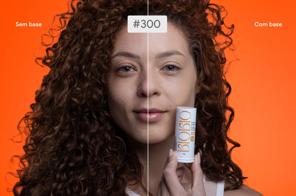 Comparativo de antes e depois da Base Stick BioBio (cor #300) em uma mulher de pele clara e cabelos cacheados, sobre fundo laranja.