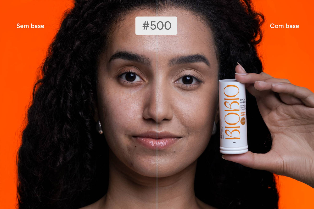 Base Multifuncional em Bastão BioBio tom Canela #500 – antes e depois em modelo com pele morena e cabelo cacheado, evidenciando cobertura de manchas com acabamento natural.