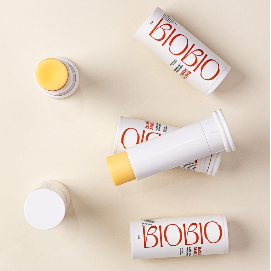 Bastões antimarcas da BioBio dispostos sobre fundo claro, com embalagens abertas e fechadas.