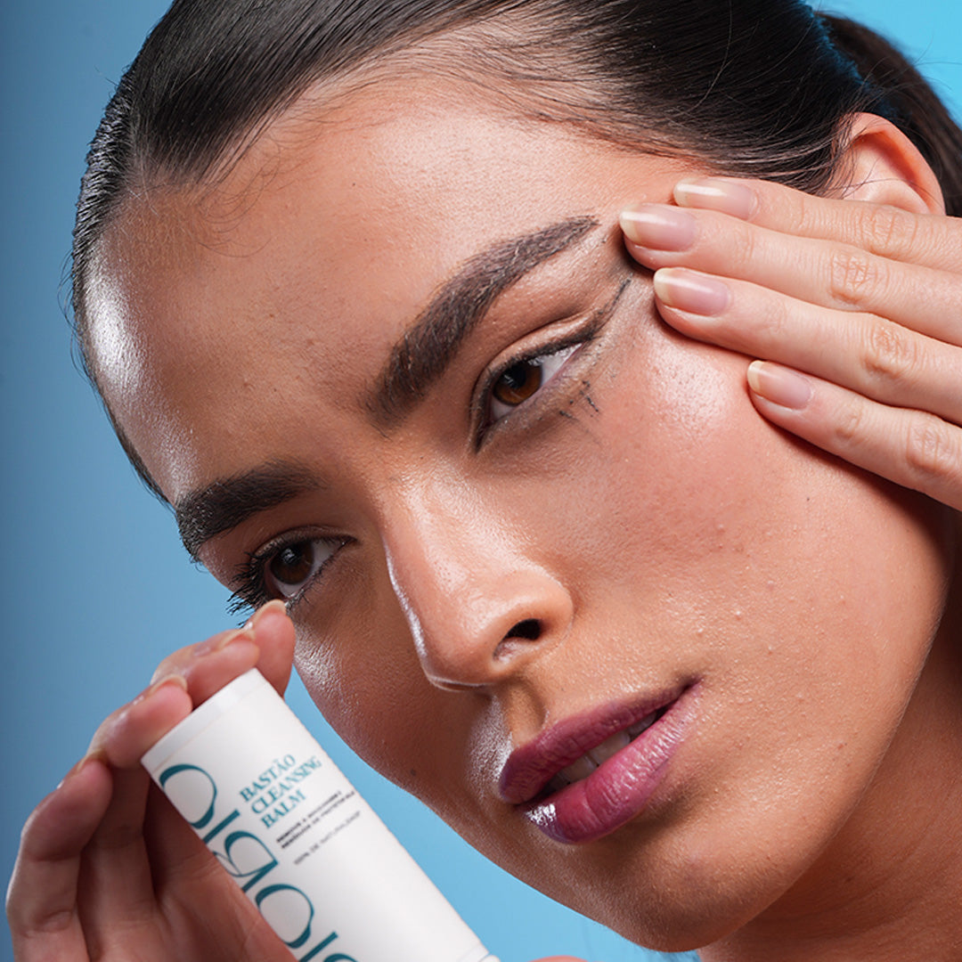 Demonstração de remoção de maquiagem com o Cleansing Balm em bastão da BioBio em pele com delineador e batom.