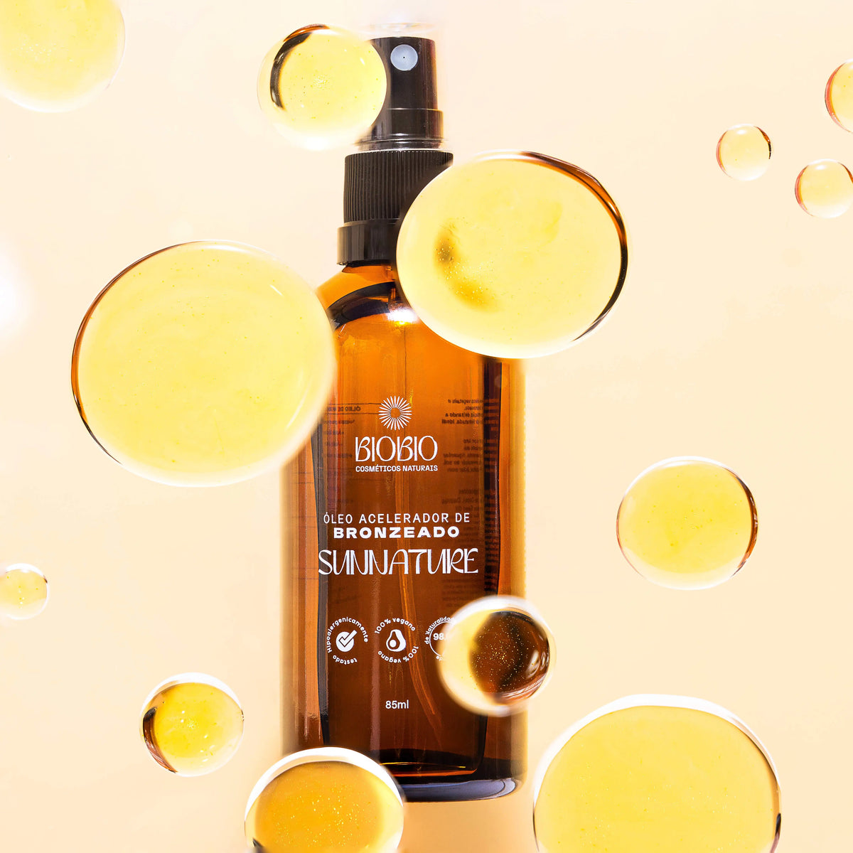 Composição artística do frasco de Óleo Sunnature BioBio cercado por grandes gotículas douradas de óleo, destacando os ativos naturais.