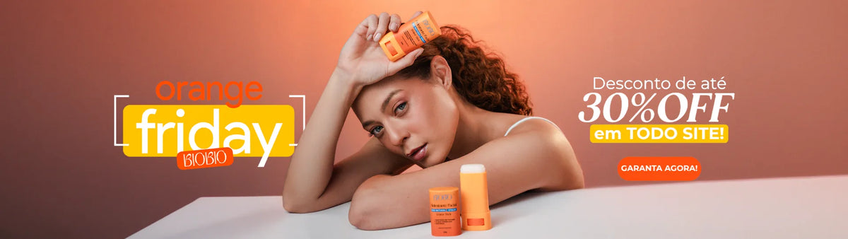 Orange Friday BioBio, desconto de até 30% OFF em todo o site: modelo de cabelo cacheado apoiada numa mesa branca segura o Bastão Hidratante Bioretinol Hyalu na cabeça, com mais dois bastões laranja à frente.